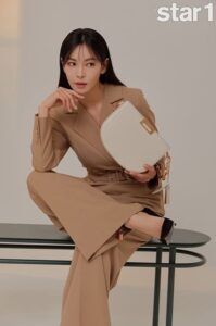 Kim So Yeon - ác nữ xinh đẹp Penthouse 2 khoe sắc vóc hoàn hảo ở tuổi 41 và nói về vai diễn Cameo của chồng Lee Sang Woo 