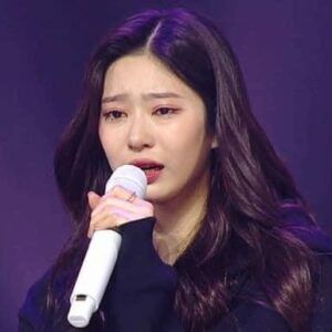 12 thành viên IZ*ONE khóc không ngừng tại concert cuối cùng của nhóm 