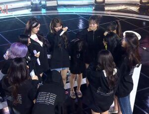 12 thành viên IZ*ONE khóc không ngừng tại concert cuối cùng của nhóm 