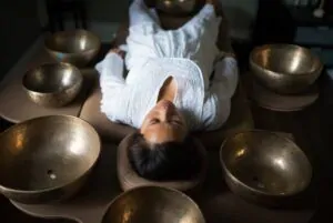 Chuông xoay Tây Tạng - phương pháp trị liệu sức khỏe tinh thần giúp xua tan bất an lo lắng trong bạn