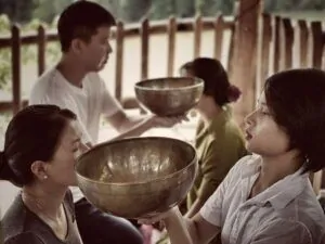 Chuông xoay Tây Tạng - phương pháp trị liệu sức khỏe tinh thần giúp xua tan bất an lo lắng trong bạn