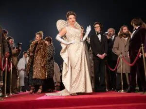 Giải mã sức hút bom tấn Cruella qua phục trang ấn tượng đến dị biệt