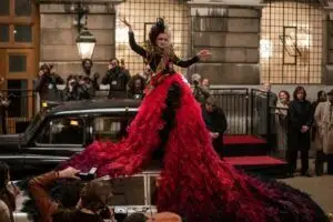 Giải mã sức hút bom tấn Cruella qua phục trang ấn tượng đến dị biệt