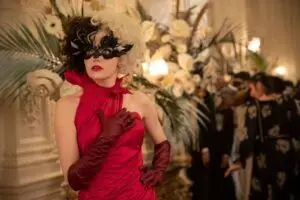 Giải mã sức hút bom tấn Cruella qua phục trang ấn tượng đến dị biệt