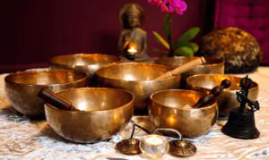 Chuông xoay Tây Tạng - phương pháp trị liệu sức khỏe tinh thần giúp xua tan bất an lo lắng trong bạn