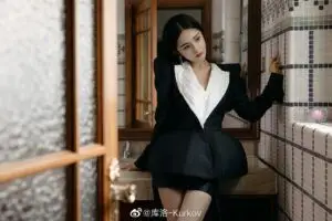 Siêu thảm đỏ: Dương Mịch đọ dáng cùng nữ chính Diên Hy Công Lược - Ngô Cẩn Ngôn