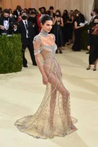 Thảm đỏ Met Gala 2021: Kendall Jenner diện đầm xuyên thấu đọ dáng cùng Rosé (BlackPink) 