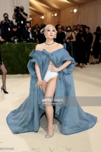 Thảm đỏ Met Gala 2021: Kendall Jenner diện đầm xuyên thấu đọ dáng cùng Rosé (BlackPink) 