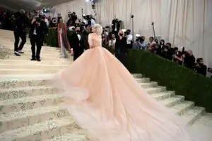 Thảm đỏ Met Gala 2021: Kendall Jenner diện đầm xuyên thấu đọ dáng cùng Rosé (BlackPink) 