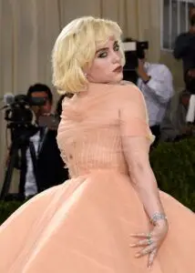 Thảm đỏ Met Gala 2021: Kendall Jenner diện đầm xuyên thấu đọ dáng cùng Rosé (BlackPink) 