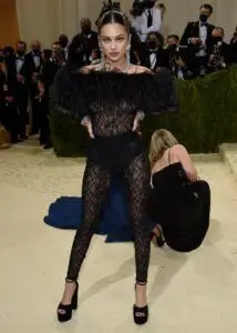 Thảm đỏ Met Gala 2021: Kendall Jenner diện đầm xuyên thấu đọ dáng cùng Rosé (BlackPink) 