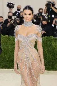 Thảm đỏ Met Gala 2021: Kendall Jenner diện đầm xuyên thấu đọ dáng cùng Rosé (BlackPink) 