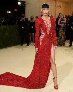 Thảm đỏ Met Gala 2021: Kendall Jenner diện đầm xuyên thấu đọ dáng cùng Rosé (BlackPink) 