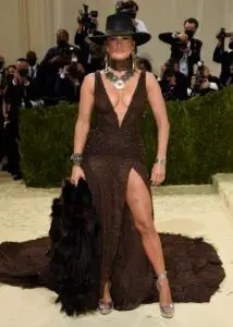 Thảm đỏ Met Gala 2021: Kendall Jenner diện đầm xuyên thấu đọ dáng cùng Rosé (BlackPink) 