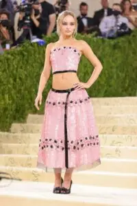 Thảm đỏ Met Gala 2021: Kendall Jenner diện đầm xuyên thấu đọ dáng cùng Rosé (BlackPink) 
