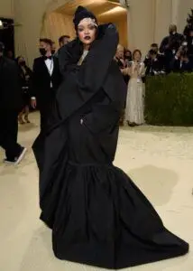 Thảm đỏ Met Gala 2021: Kendall Jenner diện đầm xuyên thấu đọ dáng cùng Rosé (BlackPink) 