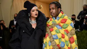 Thảm đỏ Met Gala 2021: Kendall Jenner diện đầm xuyên thấu đọ dáng cùng Rosé (BlackPink) 