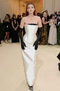 Thảm đỏ Met Gala 2021: Kendall Jenner diện đầm xuyên thấu đọ dáng cùng Rosé (BlackPink) 
