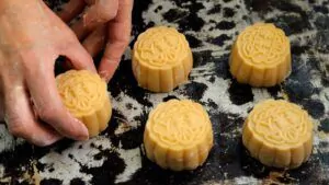 Làm bánh Trung thu tại nhà: bí quyết tạo màu vỏ bánh bằng nguyên liệu tự nhiên an toàn cho sức khỏe