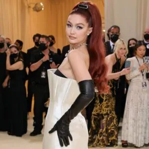 Thảm đỏ Met Gala 2021: Kendall Jenner diện đầm xuyên thấu đọ dáng cùng Rosé (BlackPink) 