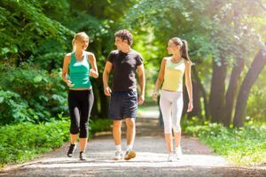 Đi bộ vào khung giờ nào tránh đột quỵ và tốt cho sức khỏe?