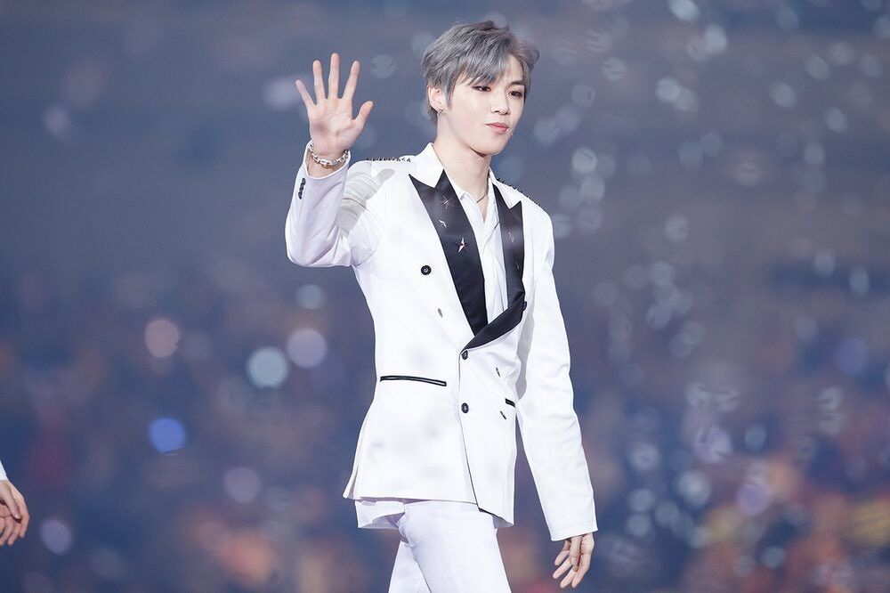 Ai là nam thần Kpop diện vest hớp hồn các fangirl?