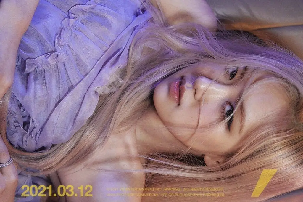 Rosé tung ảnh teaser xinh đẹp thần thái chẳng kém cạnh hội chị em BlackPink tiện chốt lịch 12/03 lên sóng