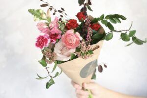 Mini bouquet phong cách gói hoa tặng đồng nghiệp nữ ngày 08/03 mà các chàng nên tham khảo ngay 