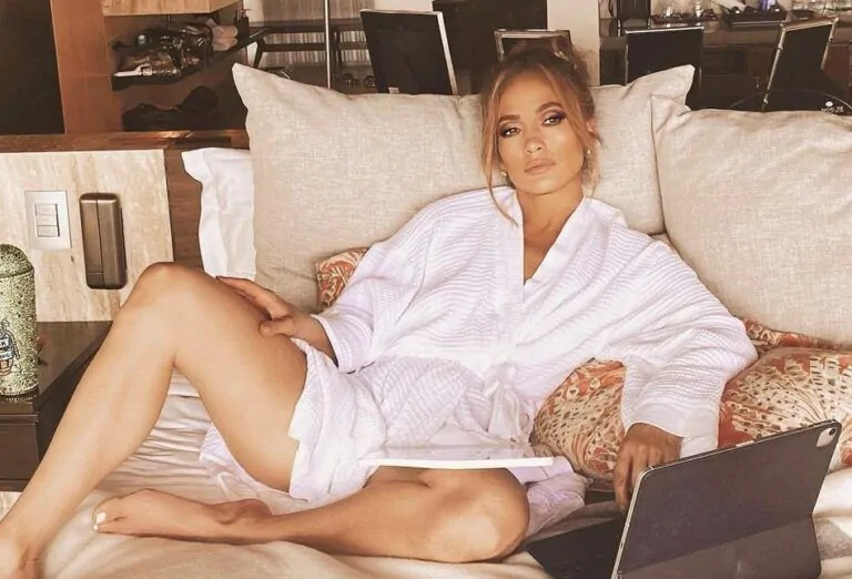 Jennifer Lopez khoe vóc dáng săn chắc hoàn hảo ở tuổi 51 trong phim Shotgun Wedding