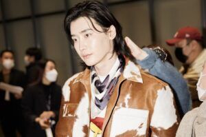 Lee Jong Suk điển trai làm người mẫu trình diễn tại Tuần lễ Thời trang Seoul 2021