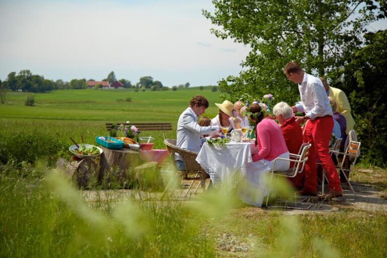 Cách người Thuỵ Điển tận hưởng lễ hội Midsummer an toàn và độc đáo trong thời Covid-19