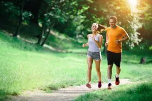 Đi bộ vào khung giờ nào tránh đột quỵ và tốt cho sức khỏe?